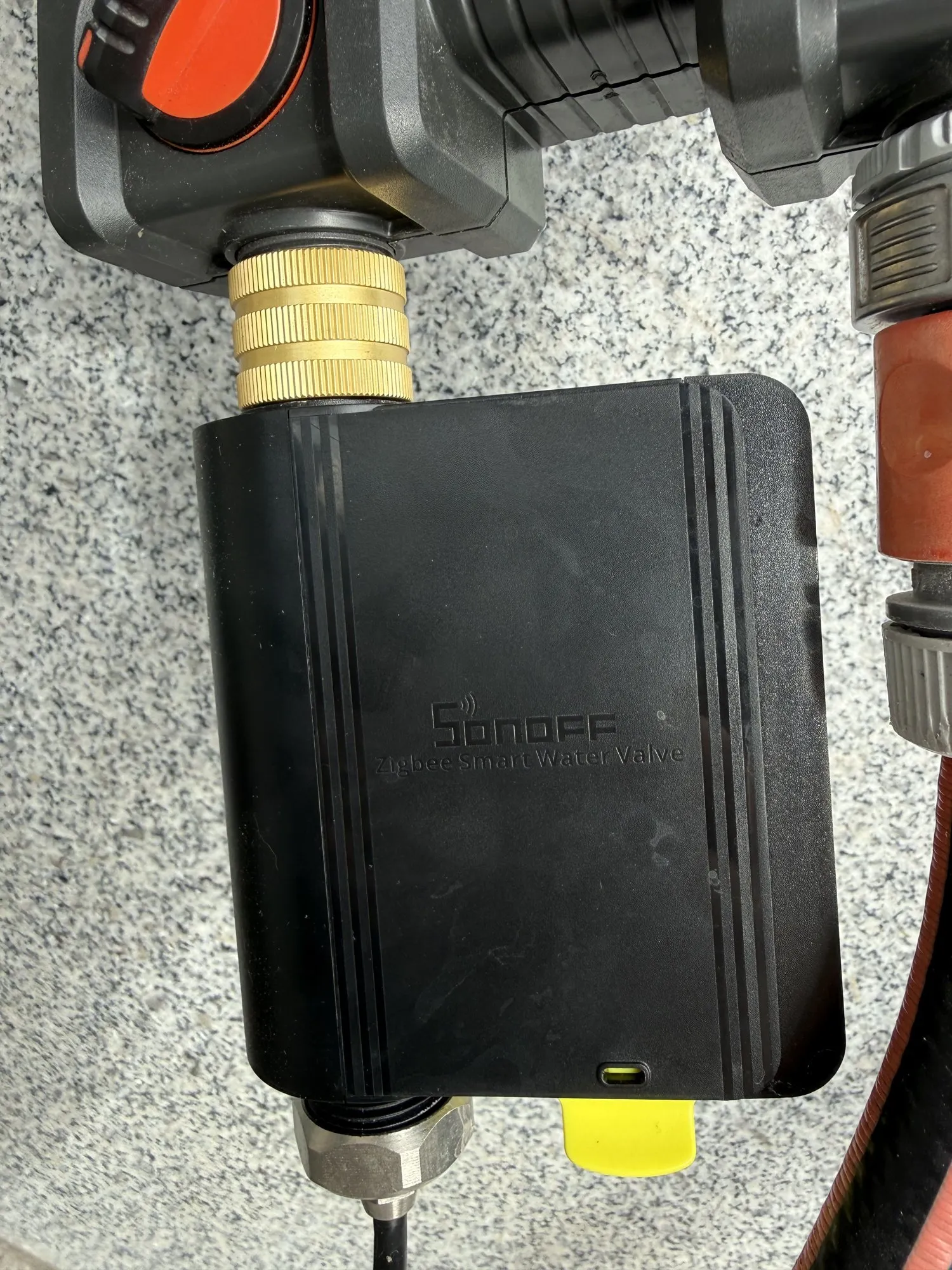 SONOFF Zigbee-Wasserventil, angeschraubt unter einem Gardena-Verteiler