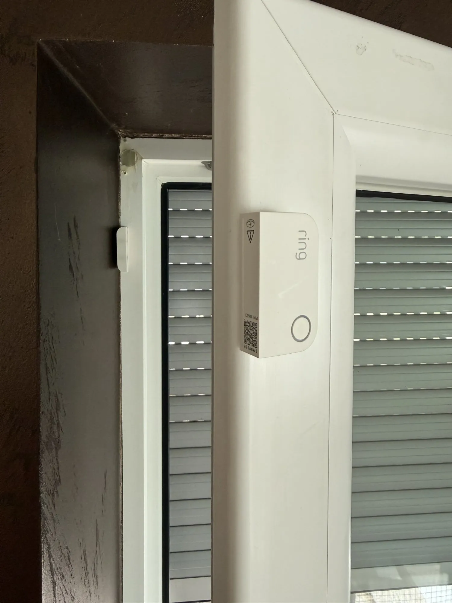 Ring-Alarm-Türkontakt am Rahmen der Esszimmertür